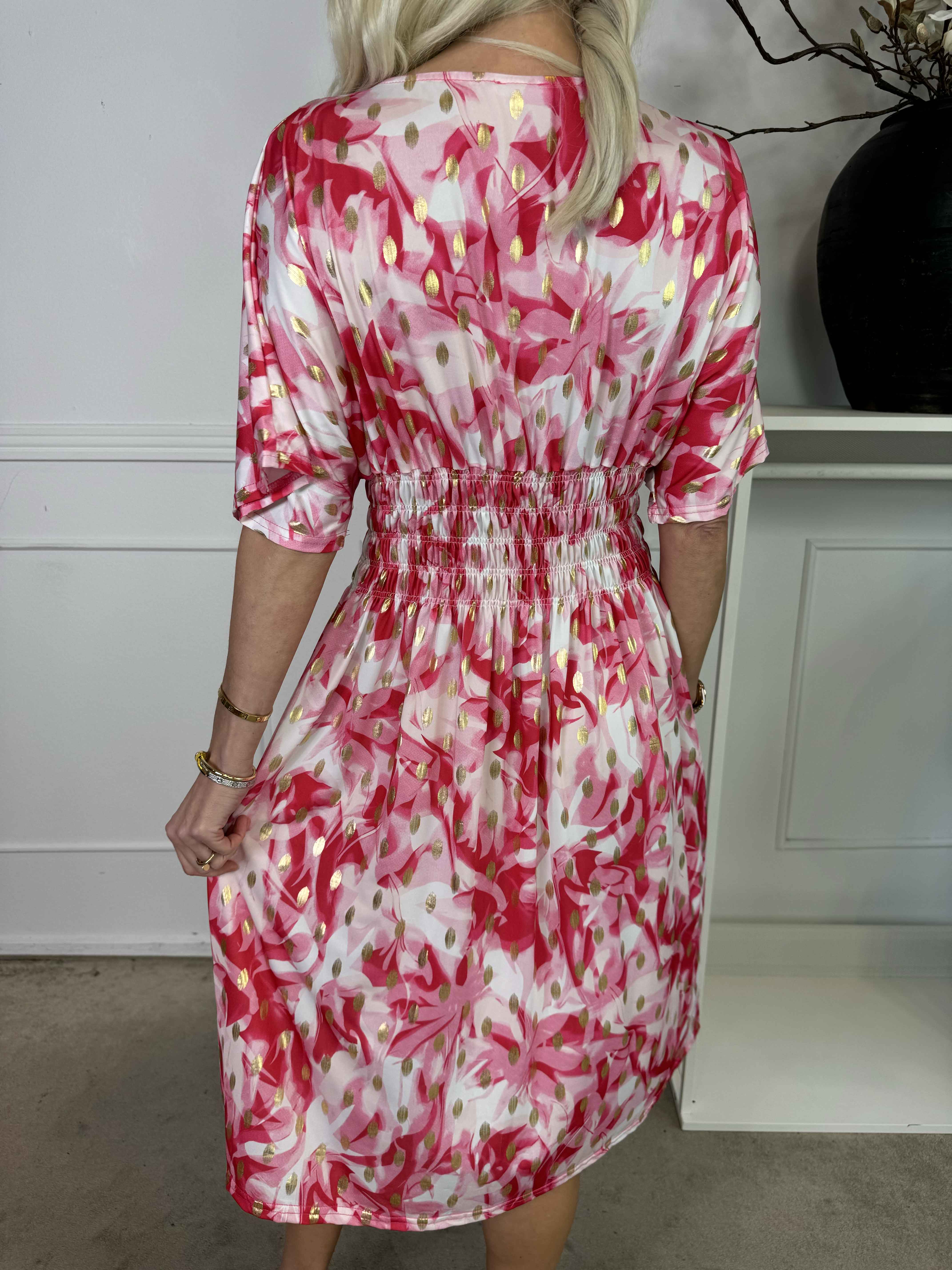 Pams Vacay Short - Mønstret elastisk kjole med smock i taljen